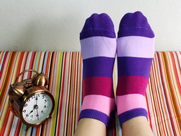 Mulher pés relaxante e conforto férias conceito — Fotografia de Stock