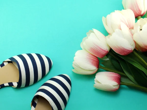 Womens flats schoenen en tulpen bloem op groene achtergrond — Stockfoto