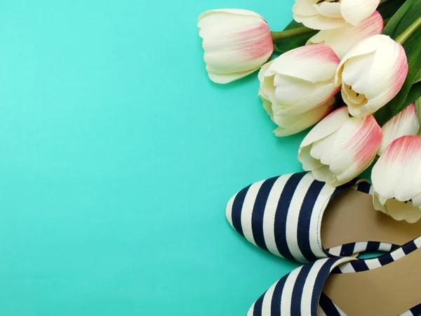 Zapatos de las mujeres pisos y tulipanes flor sobre fondo verde — Foto de Stock