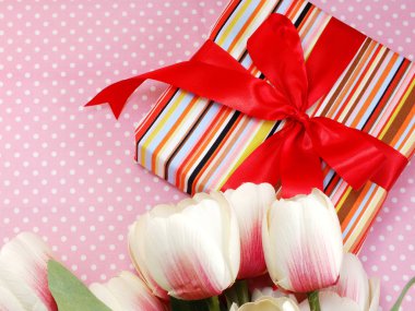 hediye kutusu pembe kurdele yay ve güzel çiçekler arka plan ile mevcut