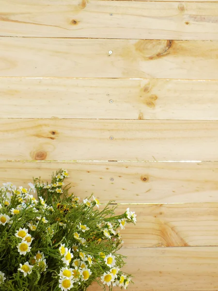 Rama de flores artificiales sobre fondo de madera —  Fotos de Stock