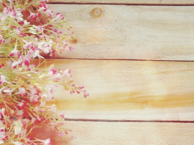 ahşap arka plan üzerinde yapay çiçek şube