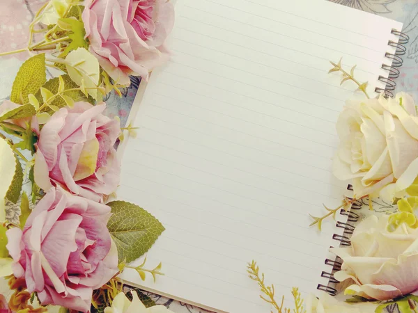 Tom anteckningsbok med bukett blomma vintage filter bakgrund — Stockfoto