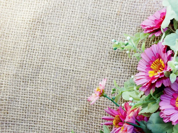 Flores en mantel decorativo en el saqueo de espacio de fondo y composición — Foto de Stock