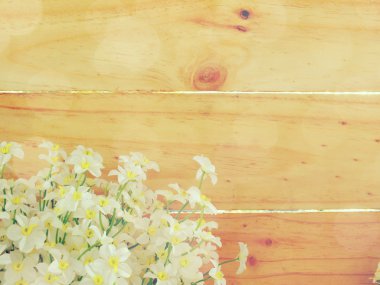 ahşap arka plan kopya alanı üzerinde güzel yapay çiçek buketi