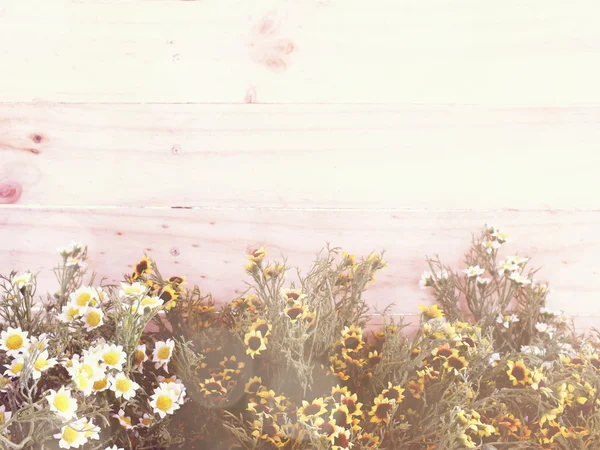 나무 배경 복사 공간에 아름 다운 인공 꽃 꽃다발 — 스톡 사진