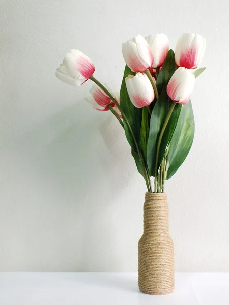 Bonito whit artificial tulipa flores buquê — Fotografia de Stock