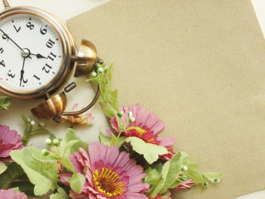 buket arka plan bahar çalar saat ile saat ve yapay çiçekler 