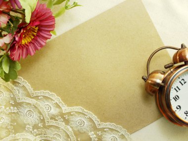 buket arka plan bahar çalar saat ile saat ve yapay çiçekler 