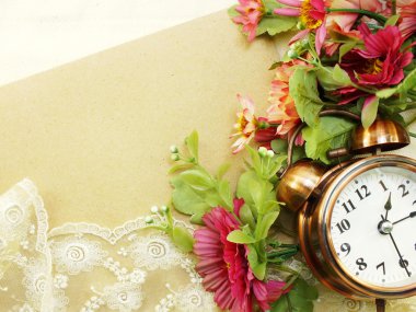 buket arka plan bahar çalar saat ile saat ve yapay çiçekler 