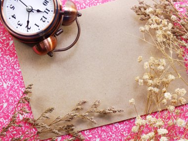 çalar saat kurutulmuş çiçek alanı kopya arka plan