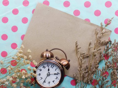 çalar saat kurutulmuş çiçek alanı kopya arka plan