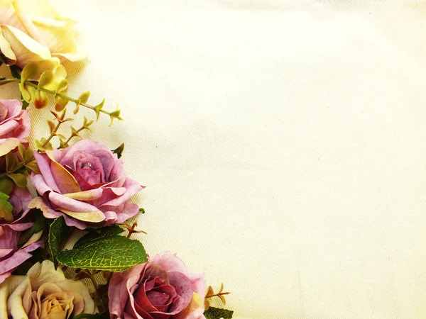 Sztuczne kwiaty róży fioletowy miejsca kopii granicy tła — Zdjęcie stockowe