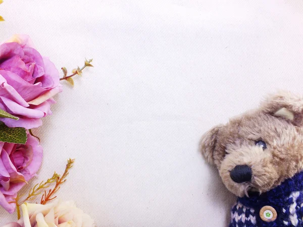 Draufsicht auf Teddybär und Blumenstrauß mit Weltraumkopie Hintergrund — Stockfoto