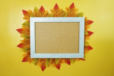 Düz sonbahar akçaağacı ahşap zemin üzerinde sınırı terk eder