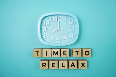 Mavi arkaplanda alarmlı alfabe harfini gevşetme zamanı