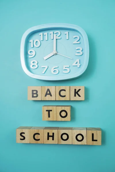 Volver Escuela Con Reloj Sobre Fondo Azul —  Fotos de Stock