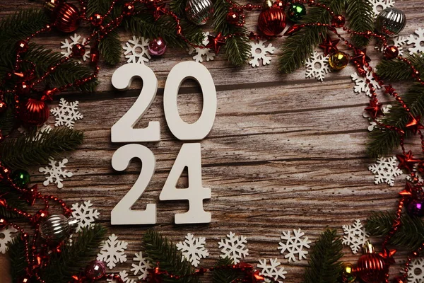 2024 Mutlu Yıllar Noel Süslemeleri Ahşap Arka Planda — Stok fotoğraf