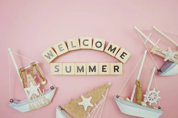 Willkommen Sommer Nachricht Alphabet Buchstabe Mit Segelboot Auf Rosa Hintergrund — Stockfoto