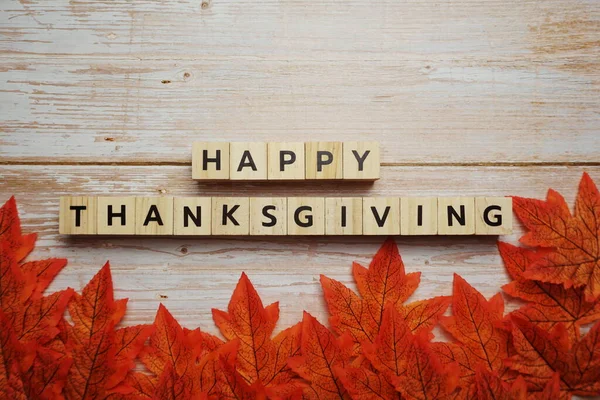 Happy Thanksgiving Buchstabe Mit Herbstblättern Auf Holzgrund — Stockfoto