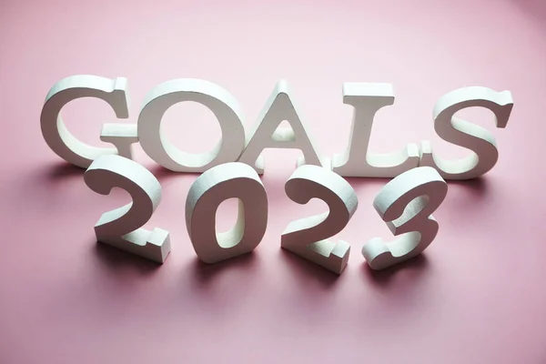 ピンクの背景に2023アルファベット文字のための目標 — ストック写真