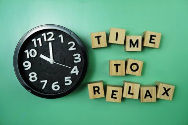 Tahta zemin üzerinde alarm saati olan alfabe harfini gevşetme zamanı
