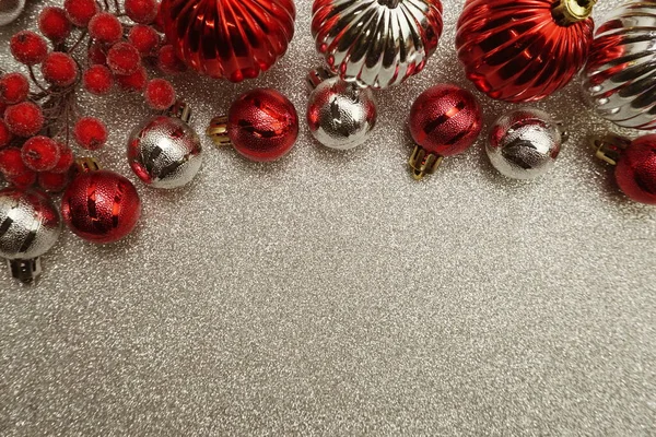 Rode Kerstballen Decoratie Ornamenten Met Ruimte Kopie Zilveren Glitter Achtergrond — Stockfoto