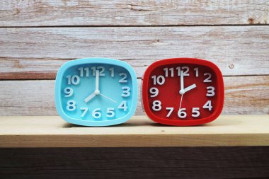 Ahşap raflarda farklı ülkelerin zaman dilimine sahip saatler