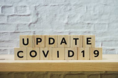 Beyaz tuğla duvar arkaplanındaki Covid-19 alfabe harfini güncelle