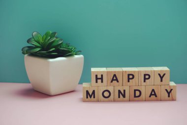 Mavi ve pembe arkaplanlı Pazartesi alfabesi mektubunuz kutlu olsun.