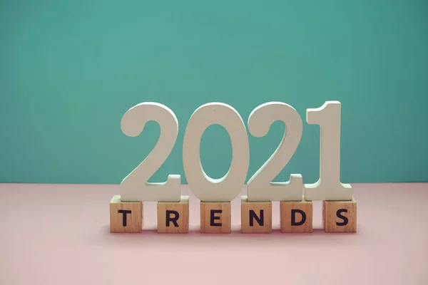 Mavi ve pembe arkaplan üzerine 2021 Trends alfabe harfi