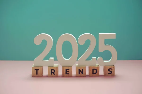 Mavi ve pembe arkaplan üzerine 2025 Trends alfabe harfi