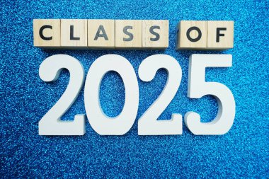 Mavi simli arka planda 2025 kelime alfabe harfleri sınıfı
