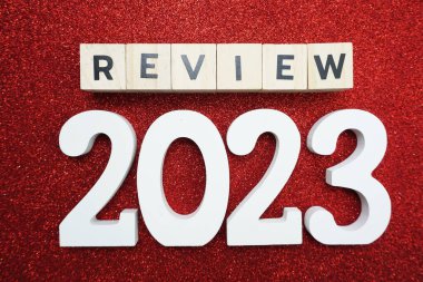 Kırmızı simli arka planda 2023 kelime alfabe harflerini gözden geçir