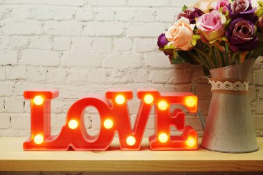 Beyaz tuğla duvar arka planında Pembe Aşk LED Dekoratif