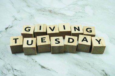 Mermer zemin üzerine Salı alfabesi harfi veriliyor