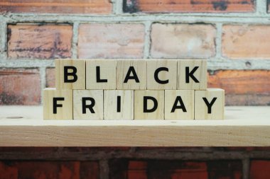 Ahşap raflarda Kara Cuma alfabesi harfi