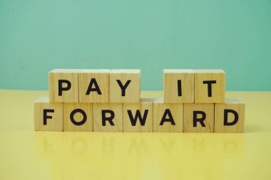 Yeşil ve sarı arkaplan alfabesindeki harfi öde