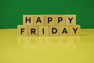 Yeşil ve sarı arkaplan üzerine Mutlu Cuma alfabesi harfleri