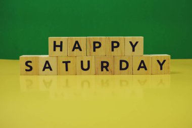 Yeşil ve sarı arkaplanlı mutlu cumartesi alfabesi harfleri