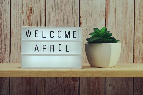 Palabra Bienvenida Abril Caja Luz Sobre Fondo Estantes Madera — Foto de Stock