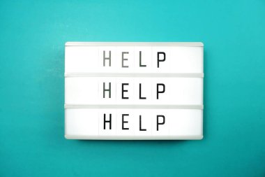 Mavi arkaplanda ışık kutusunda yardım metni