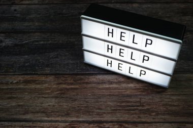 Tahta arkaplanda ışık kutusundaki yardım metni