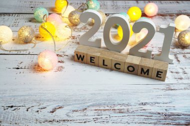 Hoş geldiniz 2021 kelime alfabe harfleri ahşap arka planda