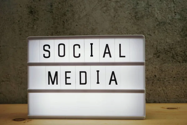 Slovo Sociálních Médií Světelné Krabici Dřevěném Pozadí — Stock fotografie
