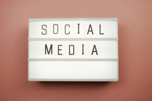 Slovo Sociálních Médií Světlometu Růžovém Pozadí — Stock fotografie