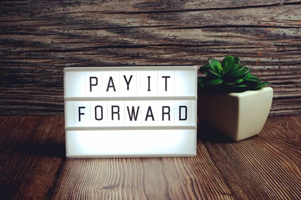 Pay Forward Palabra Caja Luz Sobre Fondo Madera — Foto de Stock