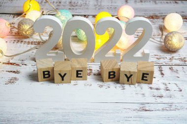 Elveda 2022 alfabe harfleri ve ahşap arka planda uzay kopyası.