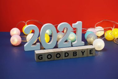 Elveda kırmızı ve mavi arkaplanda 2021 kelime alfabe harfleri
