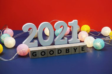 Elveda kırmızı ve mavi arkaplanda 2021 kelime alfabe harfleri
